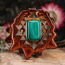 Load image into Gallery viewer, Malachite with Sri Yantra