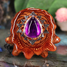 Load image into Gallery viewer, Amethyst with Sri Yantra
