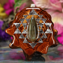 Load image into Gallery viewer, Labradorite with Sri Yantra
